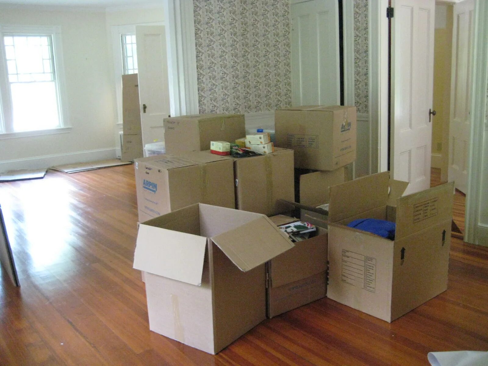 Коробки в квартире. Комната с коробками. Переезд. Коробки в комнате.