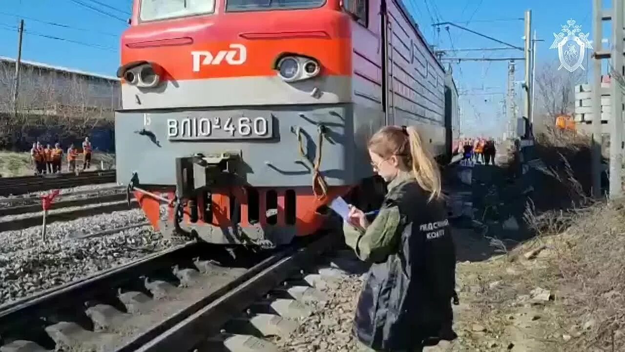 Поезд пришел на станцию утром впр 7. Поезд на рельсах. локомотив поезд. тепловоз локомотив. локомотив с вагонами.