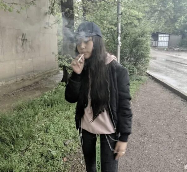 Курил в 14 лет. Девчонки курят за школой. Девушки подростки курят. Девушка курит за школой.