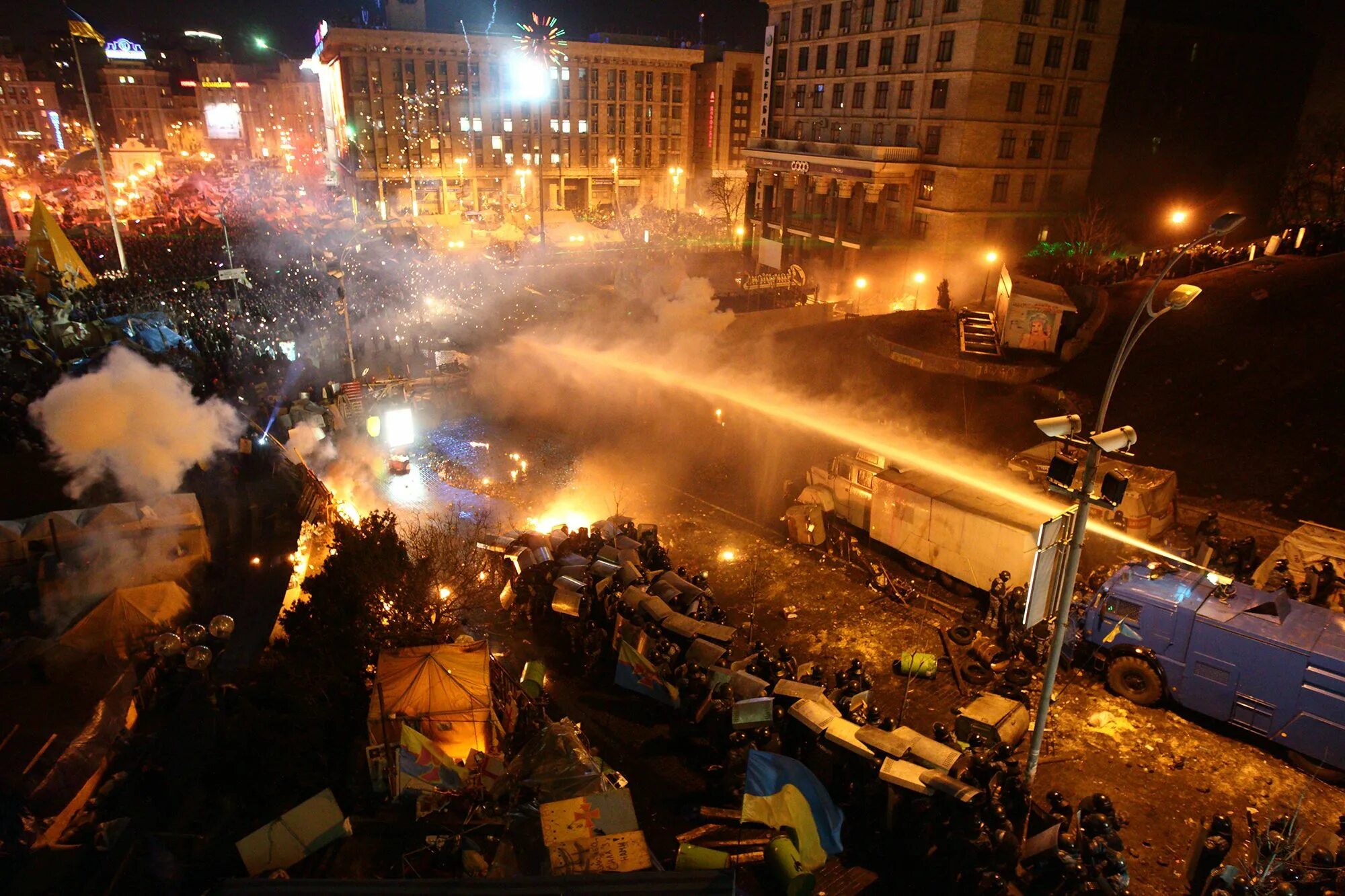 Что было на майдане в 2014. Майдан Незалежности Киев 2014. Ночной Киев Майдан Незалежности. Майдан Украина 2013. Площадь независимости Киев 2014.