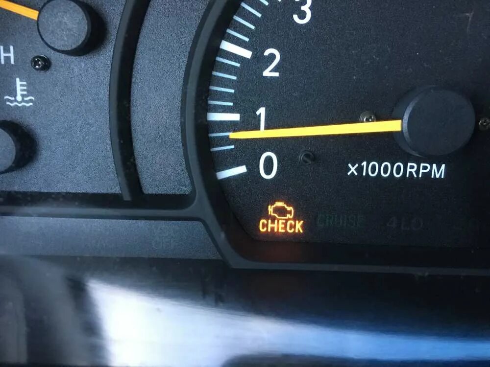 Лампочка ошибки двигателя. Check engine на панели приборов. лампа check engine на панели приборов. индикатор проверки двигателя. загорелся индикатор check.