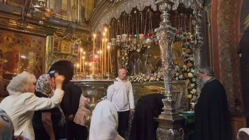 сретенский монастырь литургия. сколько идет всенощная. схиархимандрит всенощное бдение. сколько идет всенощная. почаевская лавра всенощное бдение литургия.