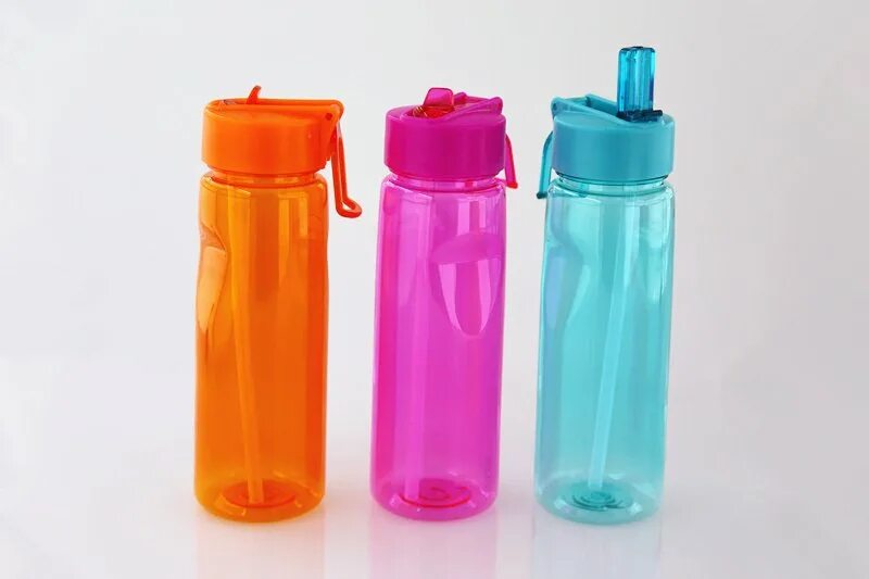Пластиковые бутылки спортивные. Пластмассовая бутылка для воды. Бутылка для воды с трубочкой. Спортивная бутылка с трубочкой. Пластмассовая бутылка с трубочкой.