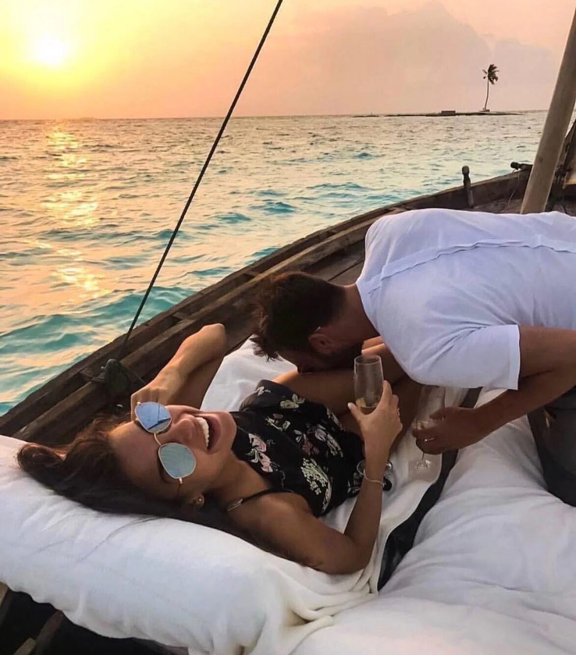 женщина в роскоши. эпоха великого гэтсби. фотозона частный самолет. фотосессия в частном самолете. золотая молодежь отдыхает девушки.