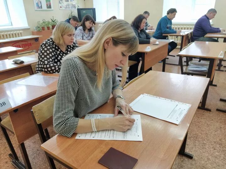 егэ. егэ через год после окончания школы. июнь егэ. экзамен в школе. экзамен.