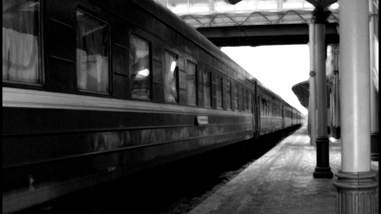 Поезда но пустой вокзал. Поезд на перроне. уходящий поезд. пустой перрон. перрон вокзала.