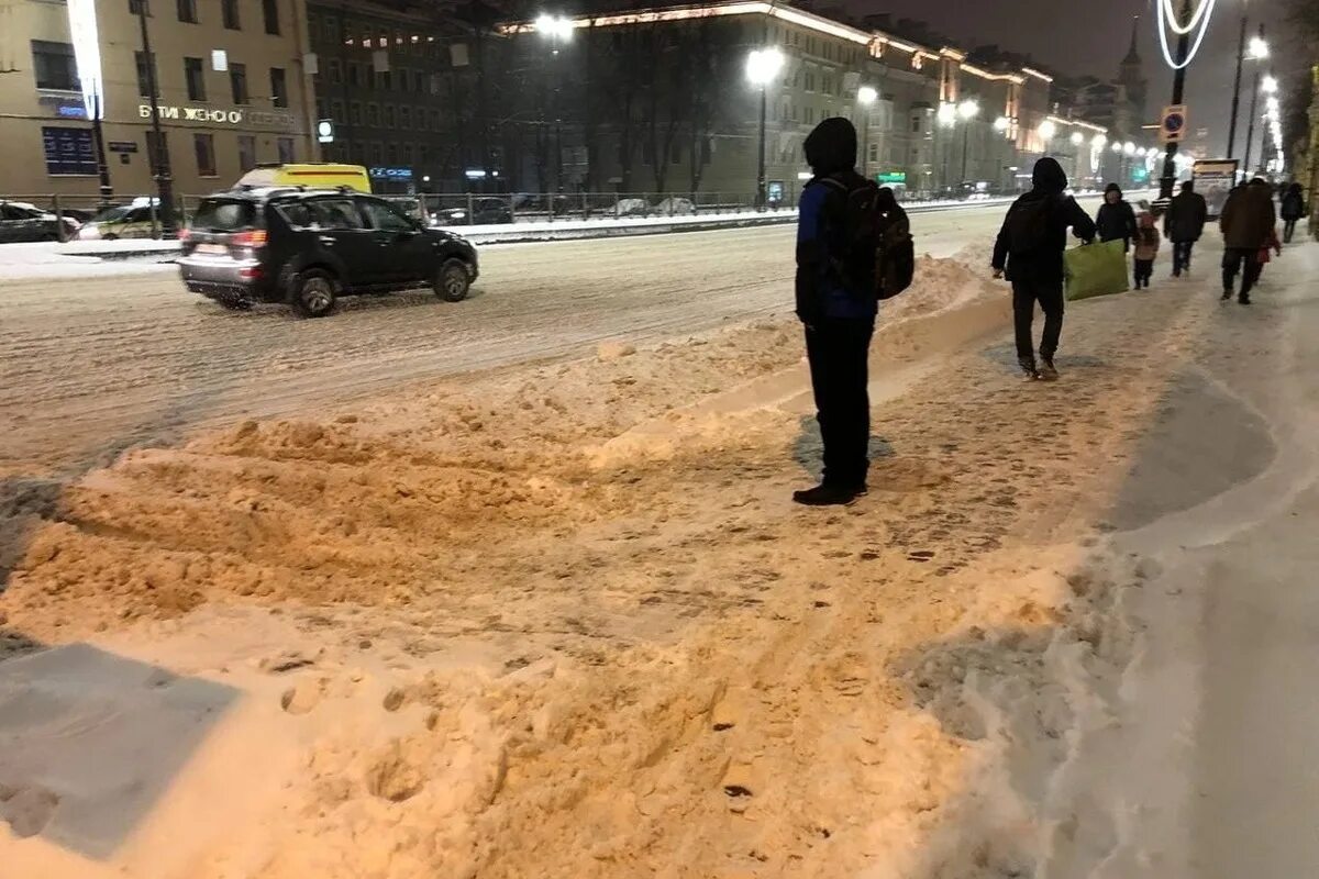 Санкт петербург туман фонтанка. Снег от парапета. Омск 2014 транспортный коллапс. Экстремальные погодные условия. Туман в питере над постройками.