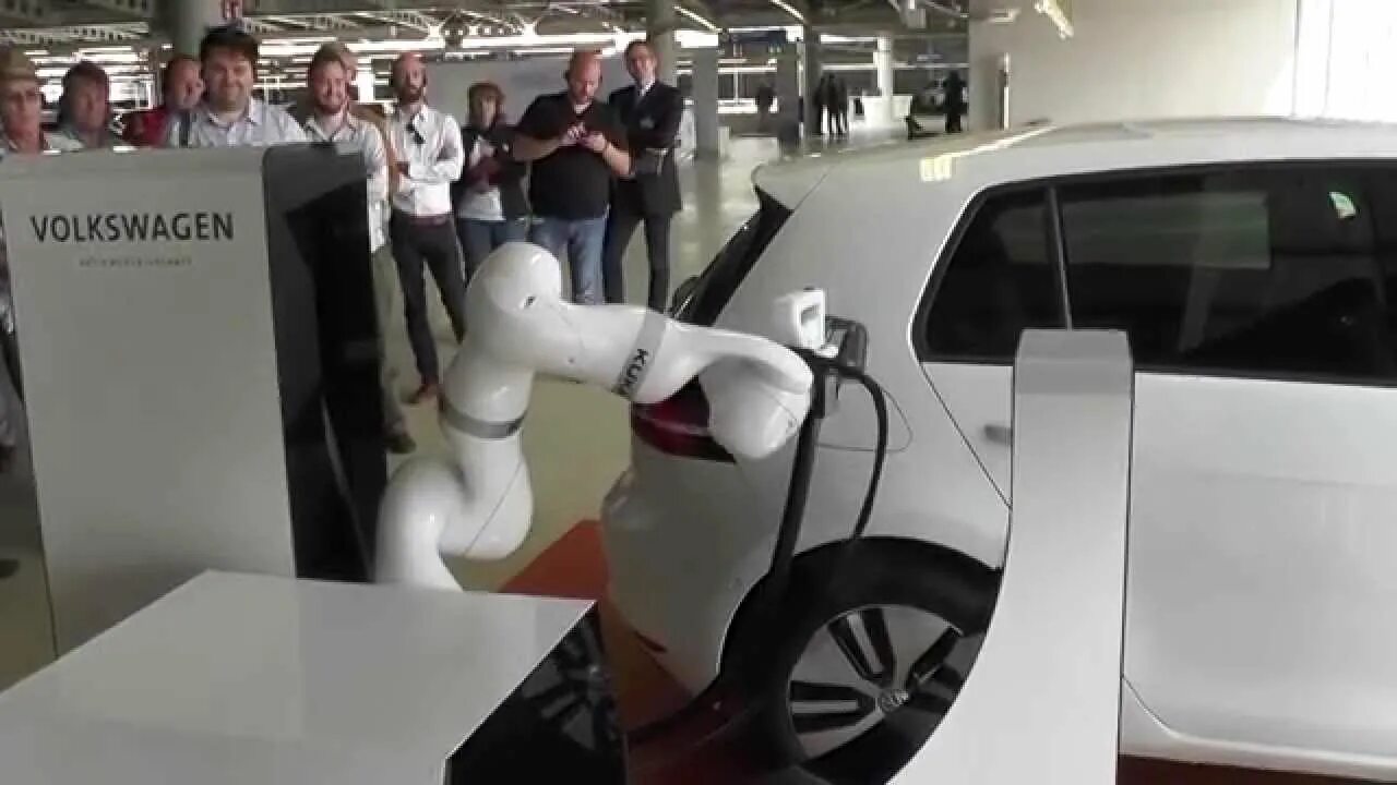 Volkswagen робот. Робот Фольксваген. VW С роботом. VW Charging Robot. VW Charging Robot gif.