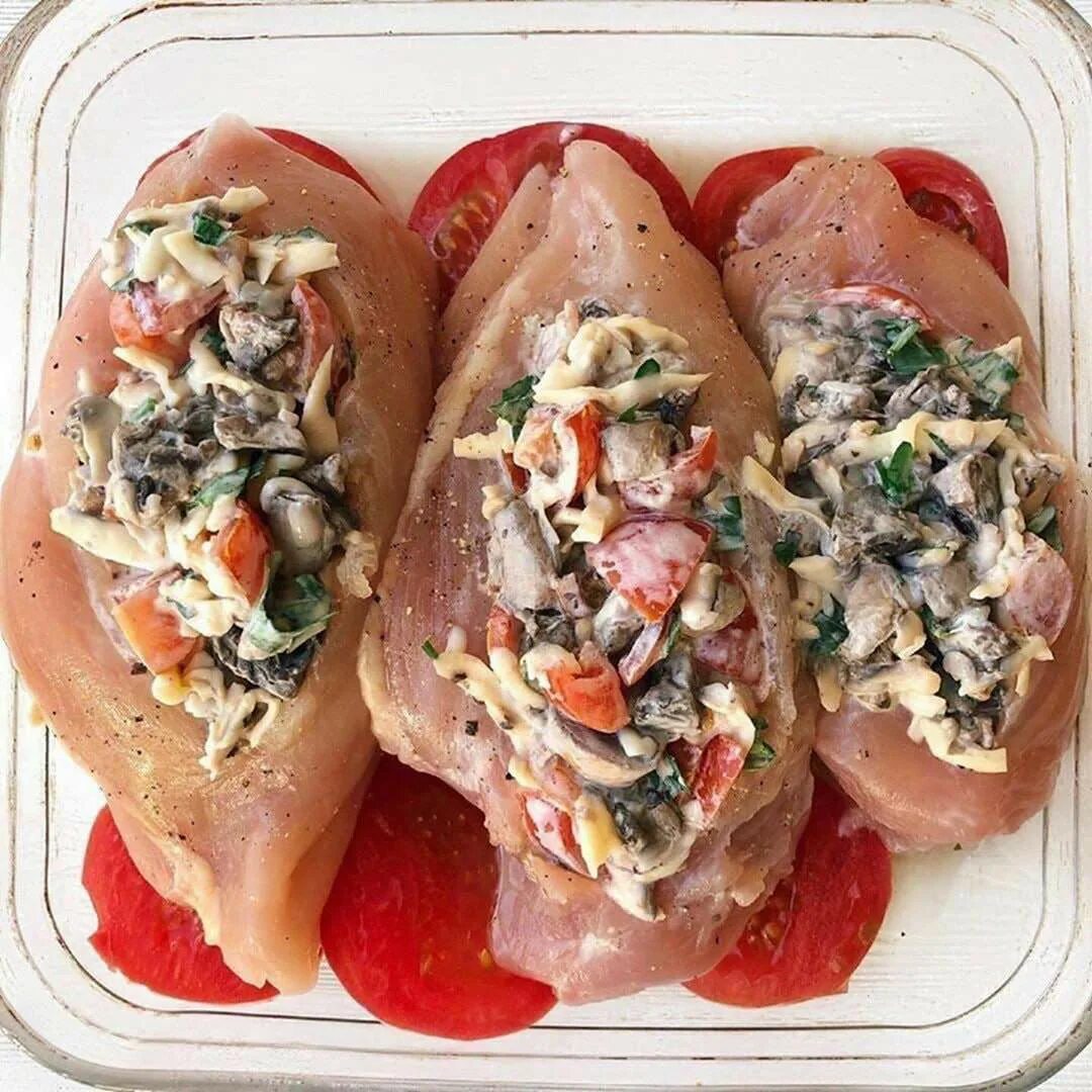 куриная грудка фаршированные карманчики. куриные кармашки с грибами. кармашки из куриной грудки. кармашки из куриного филе. куриное филе под сыром гауда.
