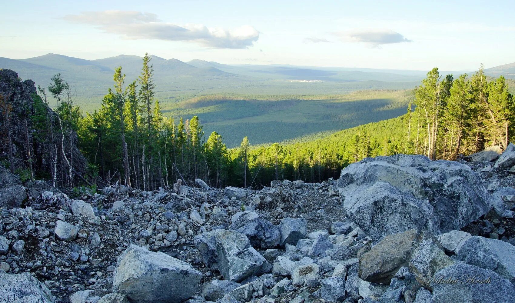 Самая низкая гора урала. Уральские горы Северный Урал. Карпинск Северный Урал. Горная Тайга Северного Урала. Уральские горы Карпинск.