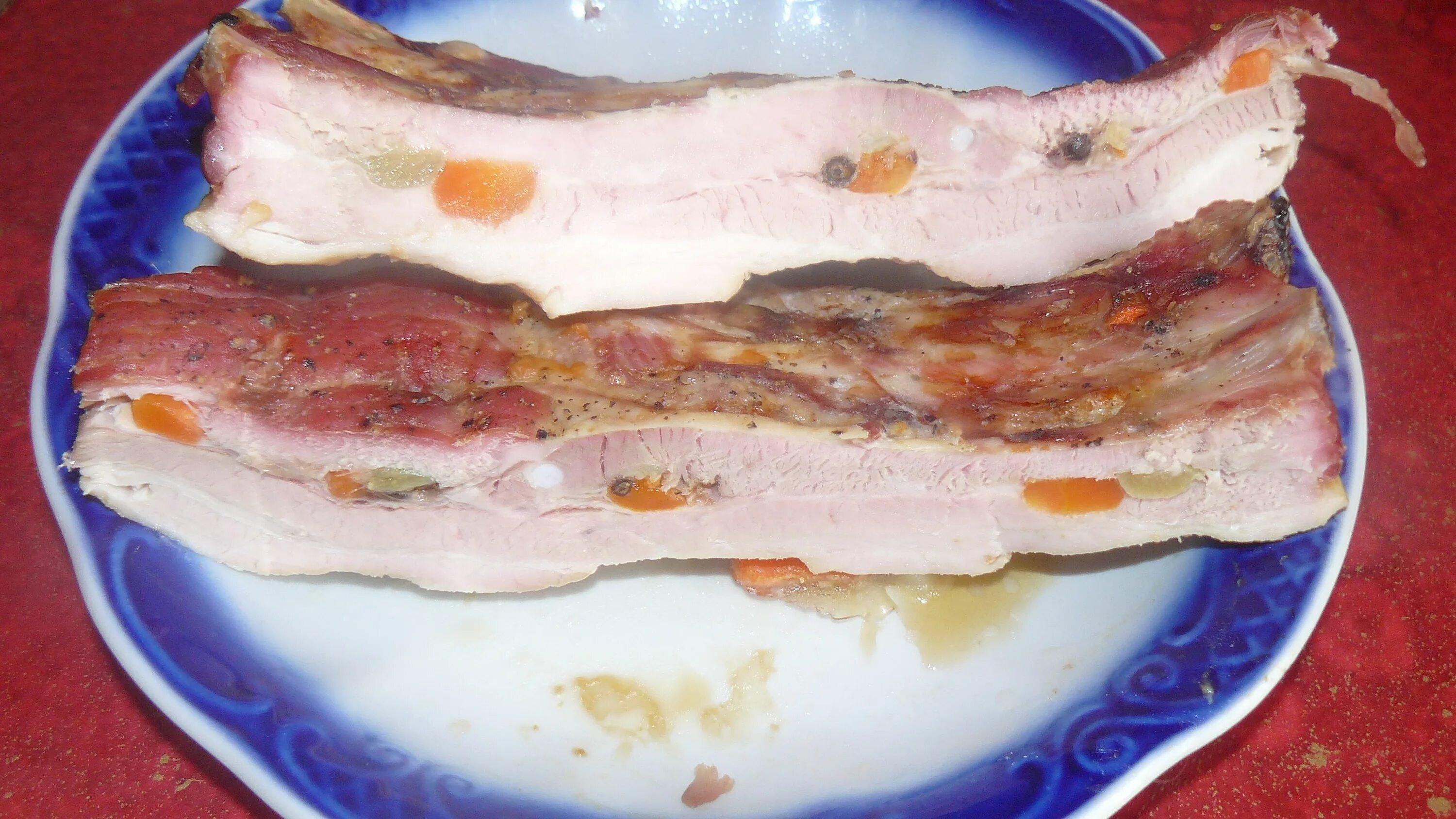 Грудинка свиная запеченная в духовке. Рецепт как приготовить грудинку свиную. Прослойка свиная в духовке. Грудинка сувид. Грудинка свиная запеченная.