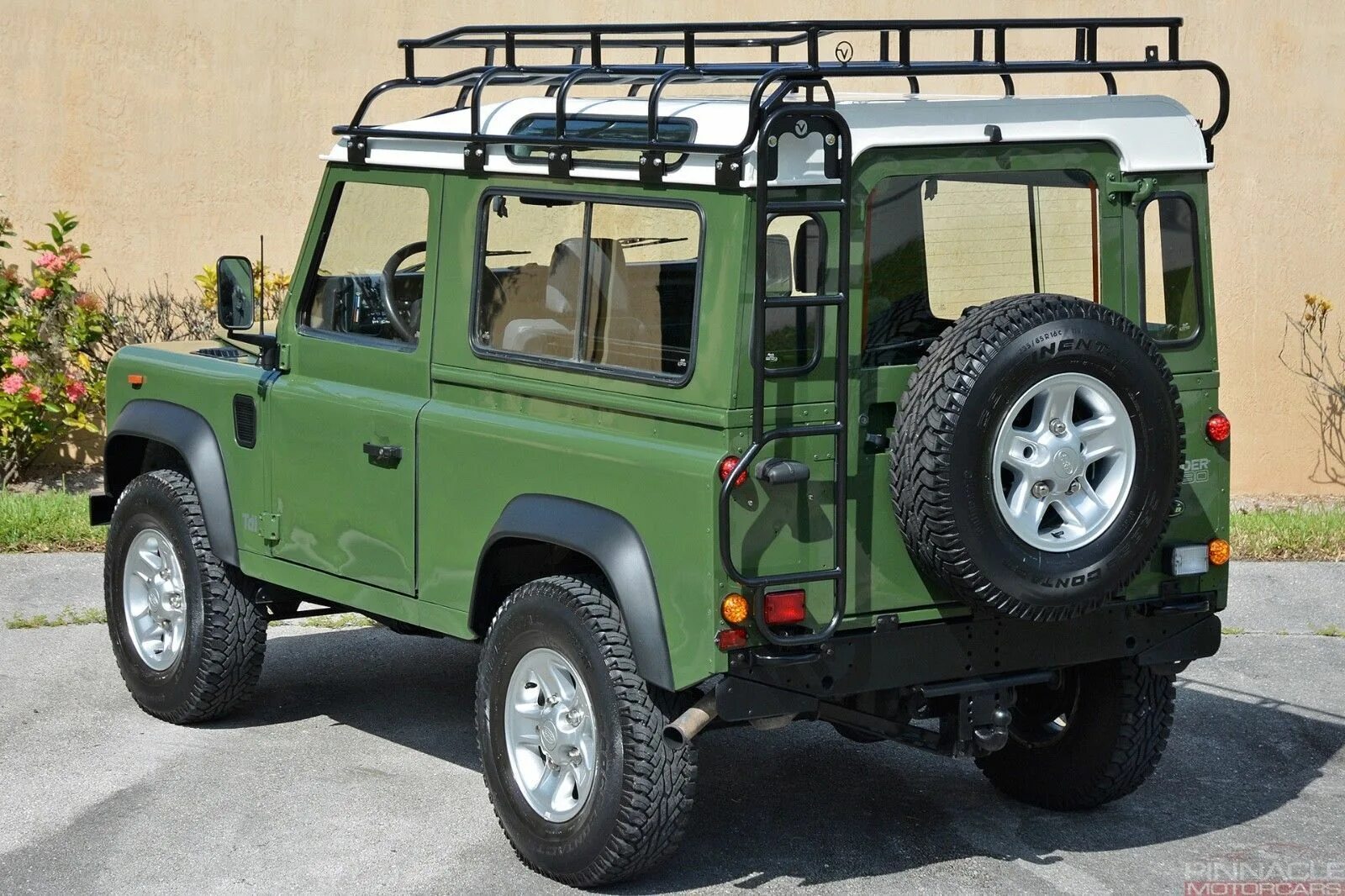 Defender auto купить. Ленд Ровер Дефендер 90. Ленд Ровер Дефендер 4. Ленд Ровер Дефендер 110. Лэнд Ровер Дефендер 1992.