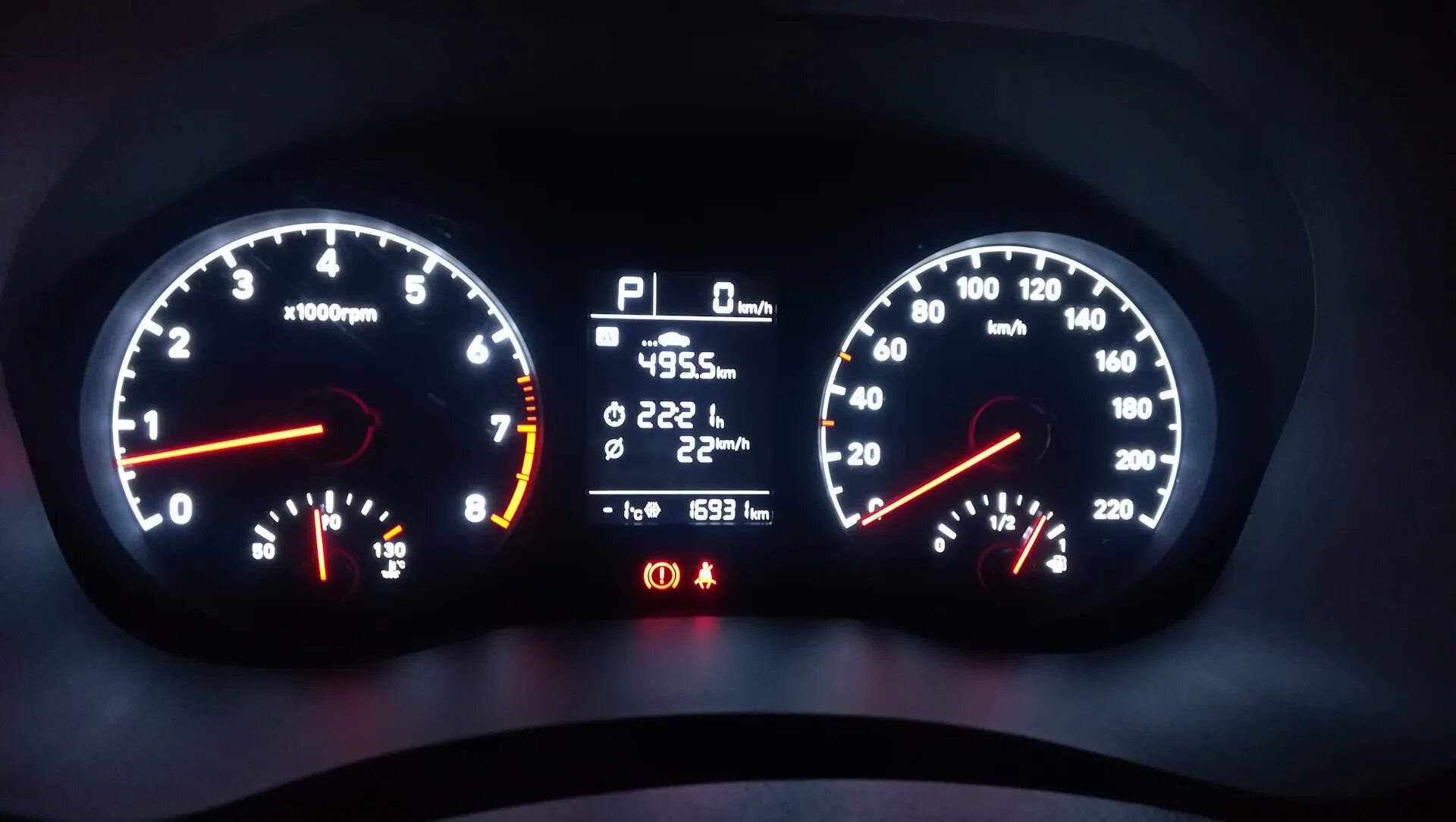 Спидометр 130. Бак хендай солярис 2018. hyundai solaris 2017 спидометр. hyundai solaris остаток топлива 220 км. приборная панель hyundai solaris 2018.