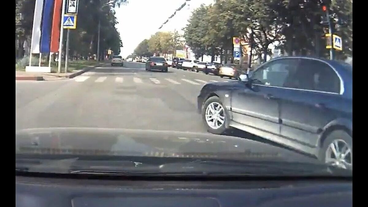 Подрезал и уехал. Подрезал автомобиль. подрезать машину. подрезал на дороге. машина подрезает другую.
