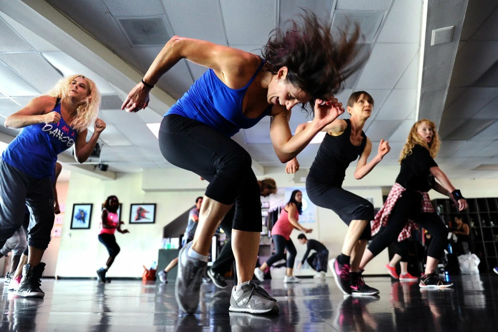 Танцы в фитнесе как называется. Танцы zumba fitness. зумба групповые занятия. занятия зумбой. танцевальный фитнес.