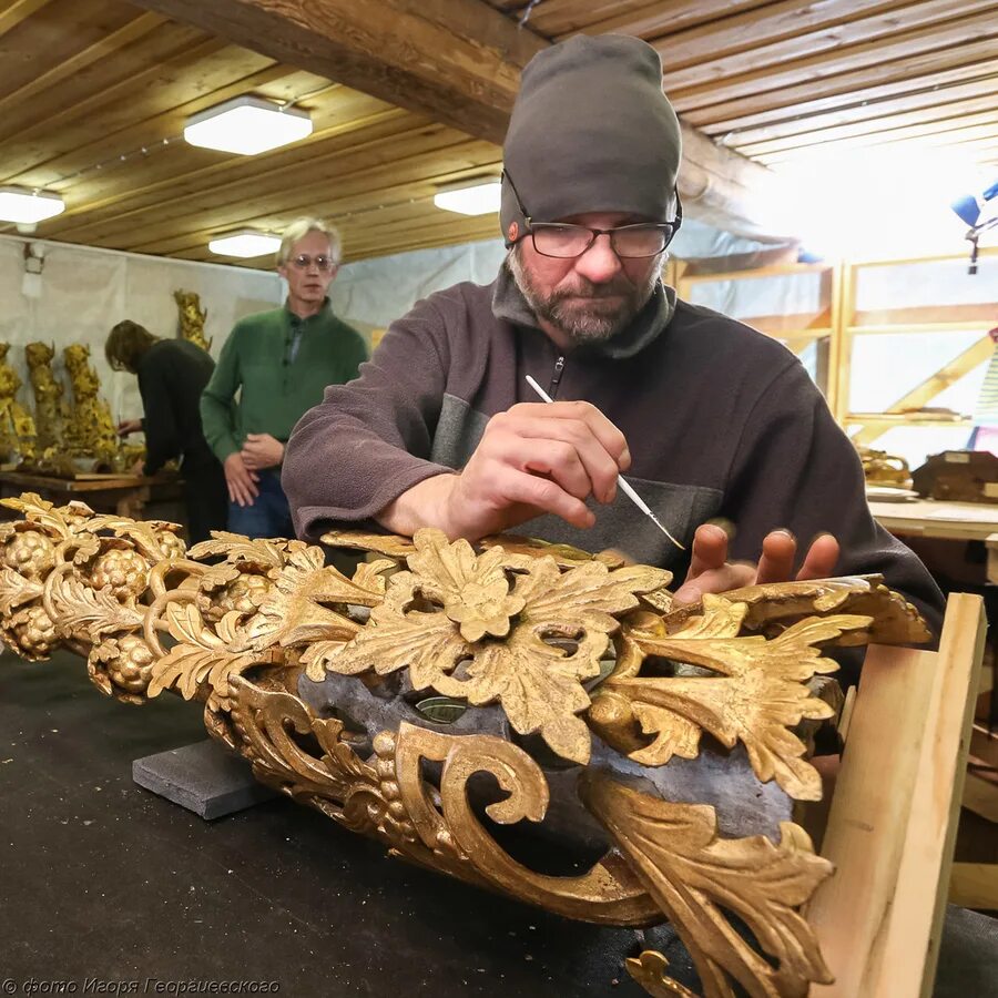 Контррельефная резьба по дереву. Мастерская резчика по дереву. Работа по дереву. Работа по дереву. Художественная резьба po derevu.