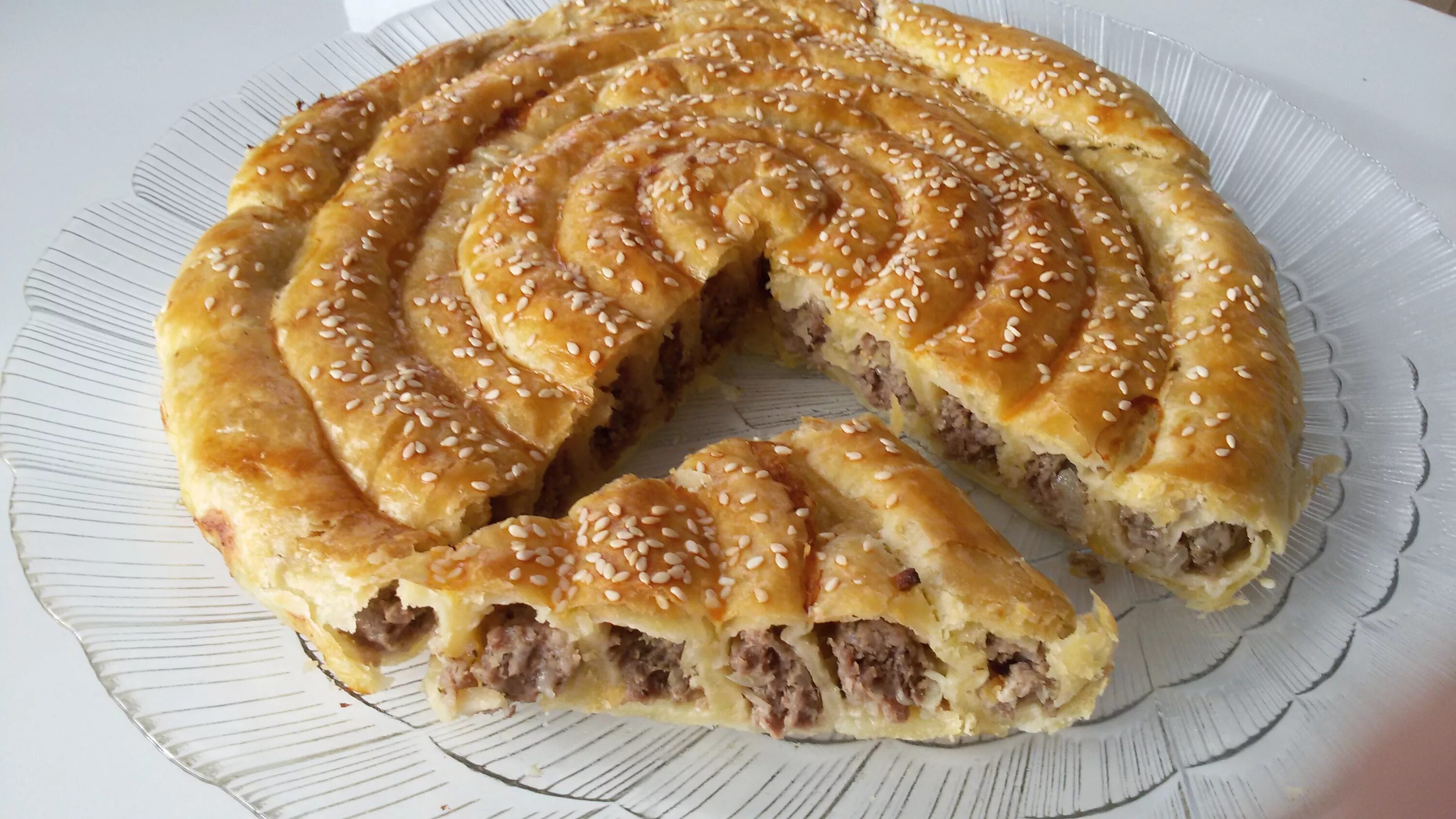 Улитка в тесте. Бурек улитка. пирог улитка. пирог с мясом из слоеного теста. пирог с мясом из слренного теста.