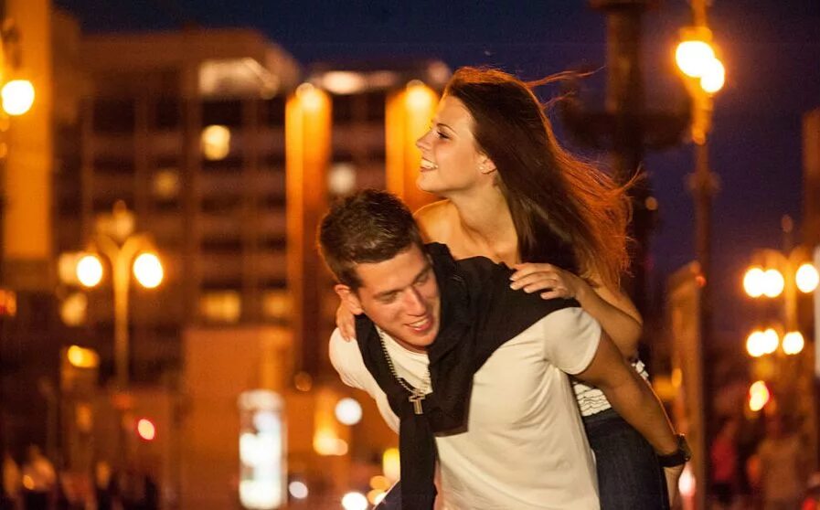 отношения зима. влюбленные на прогулке. фотосессия пары. гуляй пар. зима любовь.