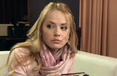 Жалаңаш қыз батутта секіреді