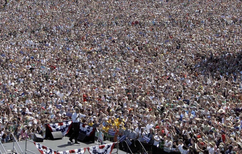 So many people used. Толпа миллион человек. Миллион человек в одном месте. Огромная толпа людей. Огромная толпа народа.