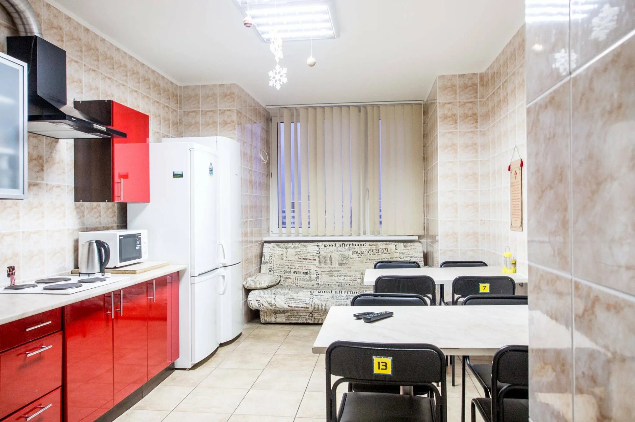 Кухня в общежитии. Интерьер кухни в общежитии. Европейское общежитие кухня. Кухня в хостеле. Общая кухня в общежитии