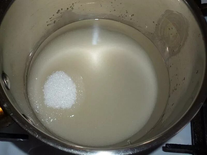 Домашний сахар на воде рецепт. Кастрюля для варки сахарного сиропа. Сахар в кастрюле. Вода с сахаром в сотейнике. Налить воду в кастрюлю.