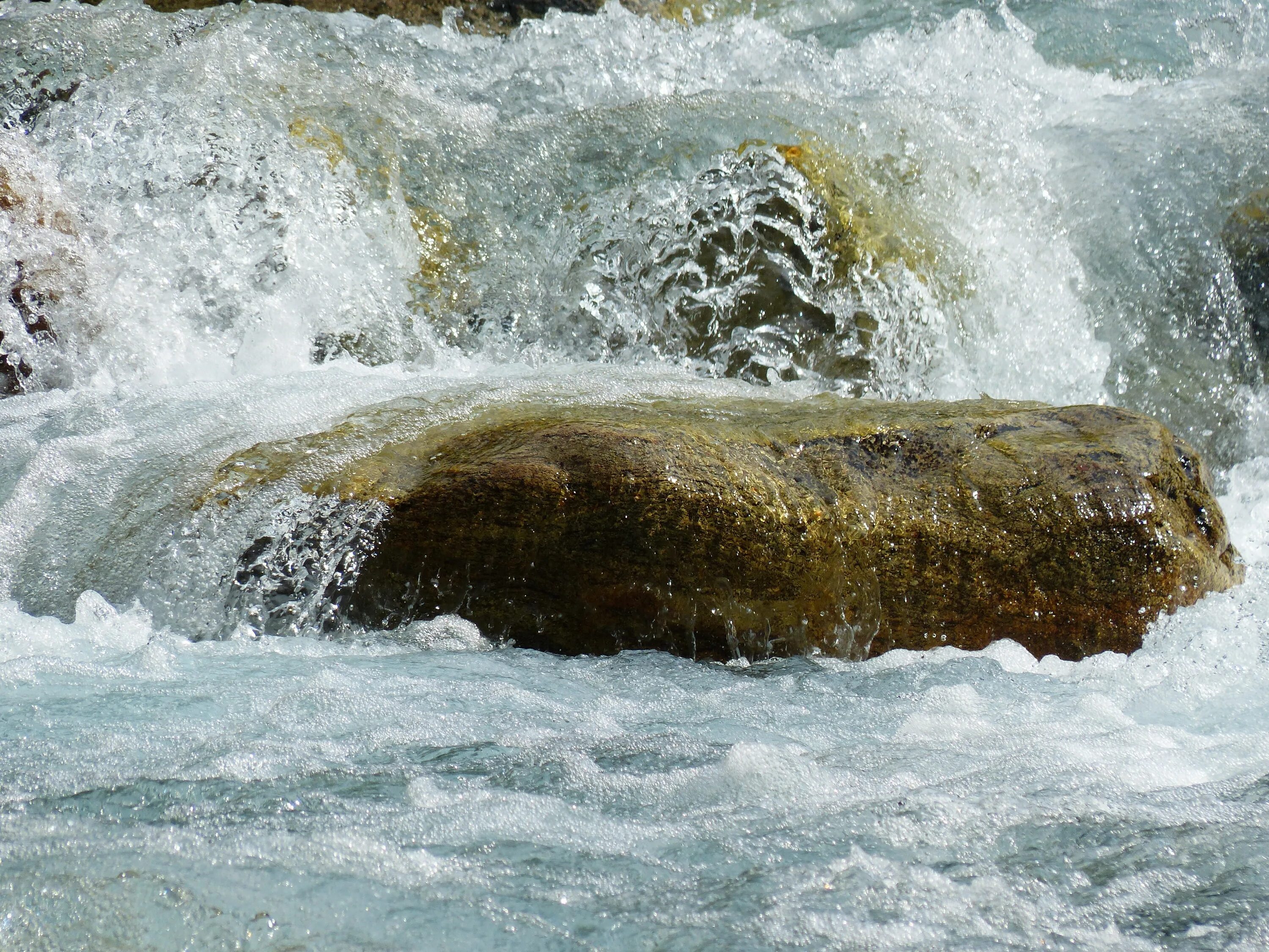 Вода образуется в камнях