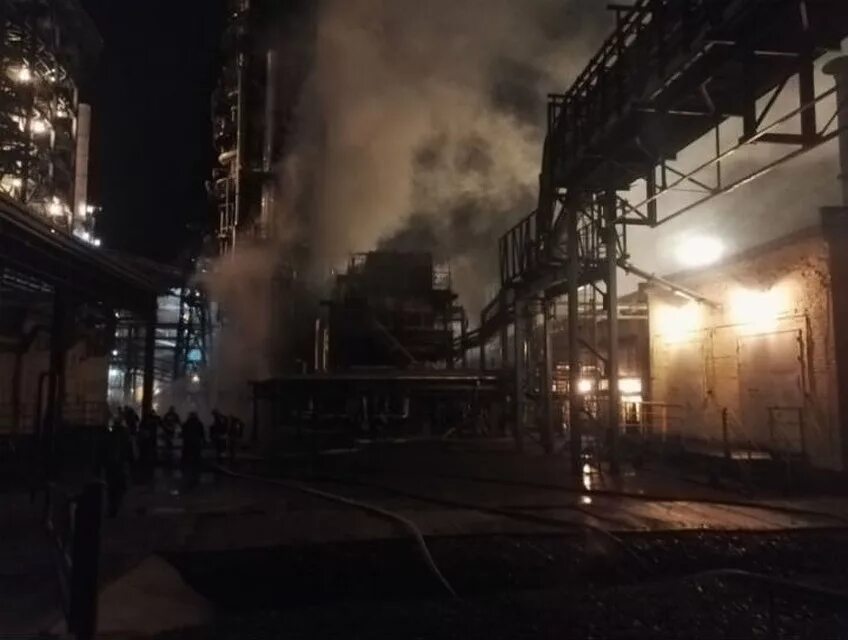 Что случилось на нпз ярославль. Славнефть янос пожар. пожар на нпз ярославль. пожар на ярославском нпз. пожар на нефтеперегонном заводе ярославль.
