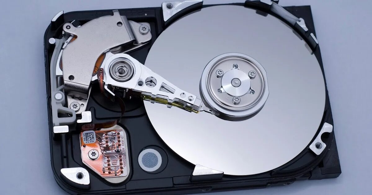 Работа внешнего жесткого диска. Жесткий магнитный диск винчестер. 20tb жесткий диск. жесткий диск (накопители на жестких магнитных дисках, нжмд). hdd seagate 2.5 крепление крышки.