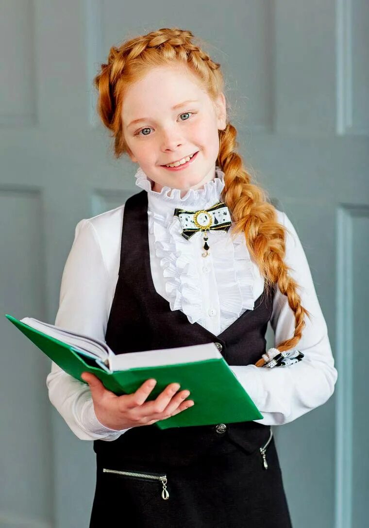 Выпускницы в советской форме. Фотопортрет школьный. Красивые ученицы. София проскурня. Прическа для девочки в первый класс.
