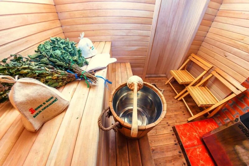 русская баня парилка. парная с веником. баня бочка 6м квадро 2,4 м. банных м в. веник для бани березовый.