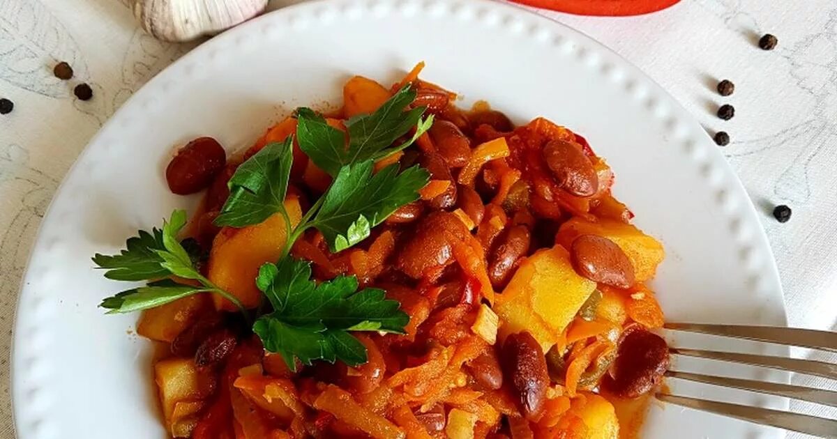 Морковь тушеная с луком и томатом. Овощное рагу с фасолью. фасоль тушеная с овощами. рагу с фасолью в томатном соусе. фасоль красная тушеная с овощами.