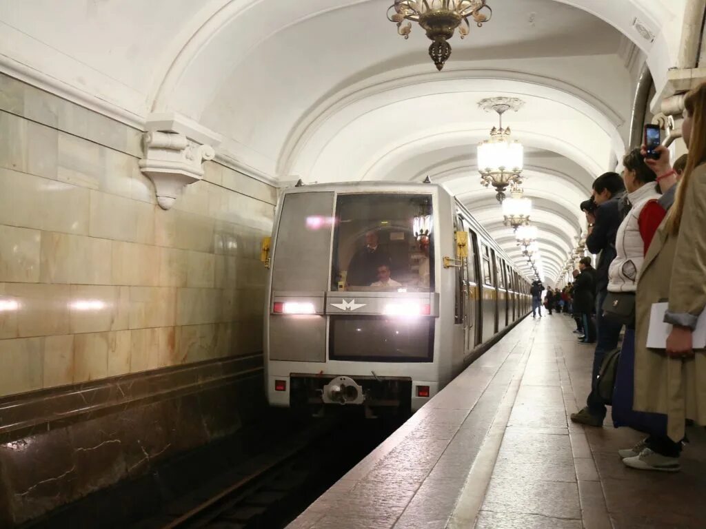 Московское метро имени. Люди на станции метро. Метро Москвы фото. Реальное Московское метро. Метро Таганская.