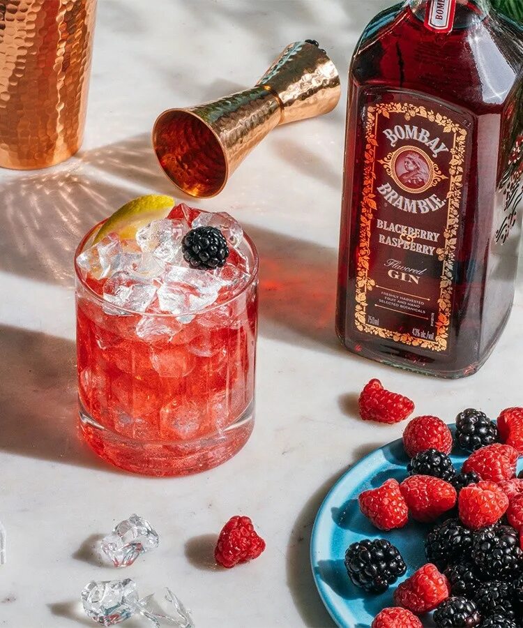 Джин bombay bramble. Брамбл коктейль. Смородиновый брамбл. Джин бомбей красный. Джин бомбей сапфир коктейли рецепты.