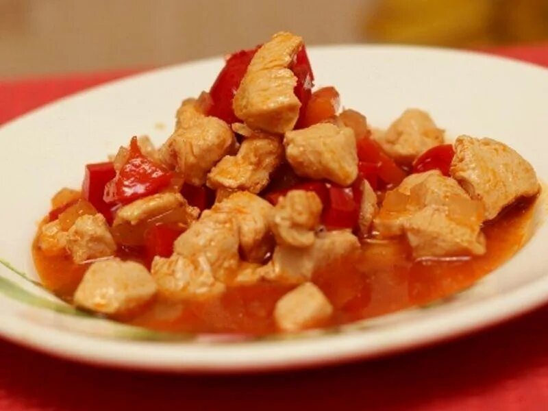 Куриный гуляш с подливкой. Рецепт гуляша из куриного филе. Гуляш из курицы с подливкой. Гуляш из индейки с подливкой на сковороде. Гуляш из куриного филе с подливкой.