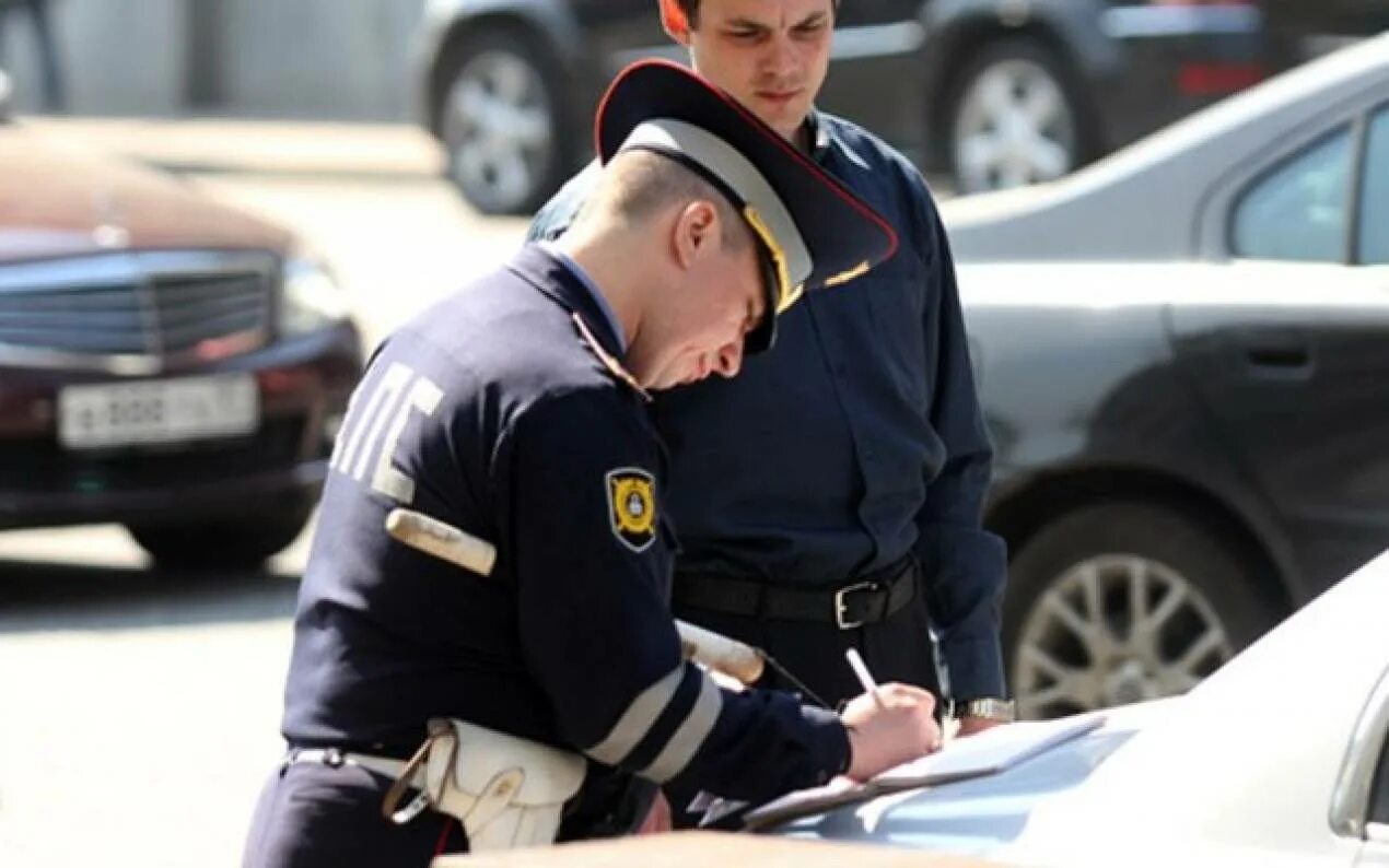 Случаи штрафов за нарушение. Нарушение ПДД. Выписывает штраф. Гаишник выписывает штраф. Нарушение ПДД административное правонарушение.