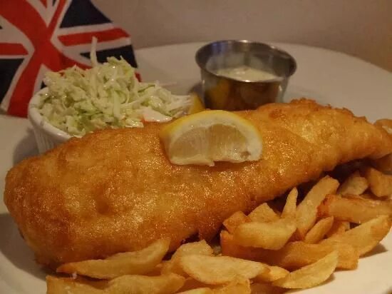 Рыба в британии. Великобритания Fish Chips. Fish and Chips Яффо. Английский фаст фуд Фиш энд чипс. Лондонская Fish@Chips.