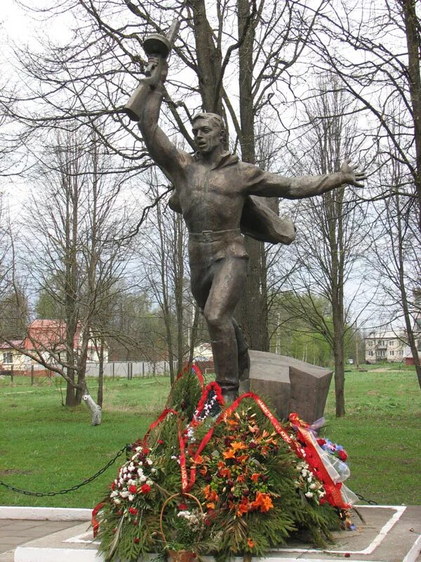 Памятник кремлевским курсантам 1941 посвящается какому событию. Ярополец памятник курсантам. памятник кремлевским курсантам в селе ярополец. ярополец кремлевские курсанты. памятник кремлевским курсантам в волоколамске.