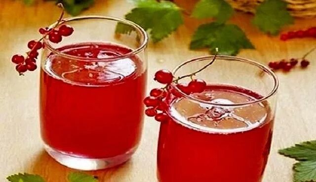 Сок из крыжовник в соковарке вкусно. Вино с красной смородины в домашних условиях. Соковарка красная смородина. Сок красная смородина. Красная смородина в собственном соку с сахаром на зиму.