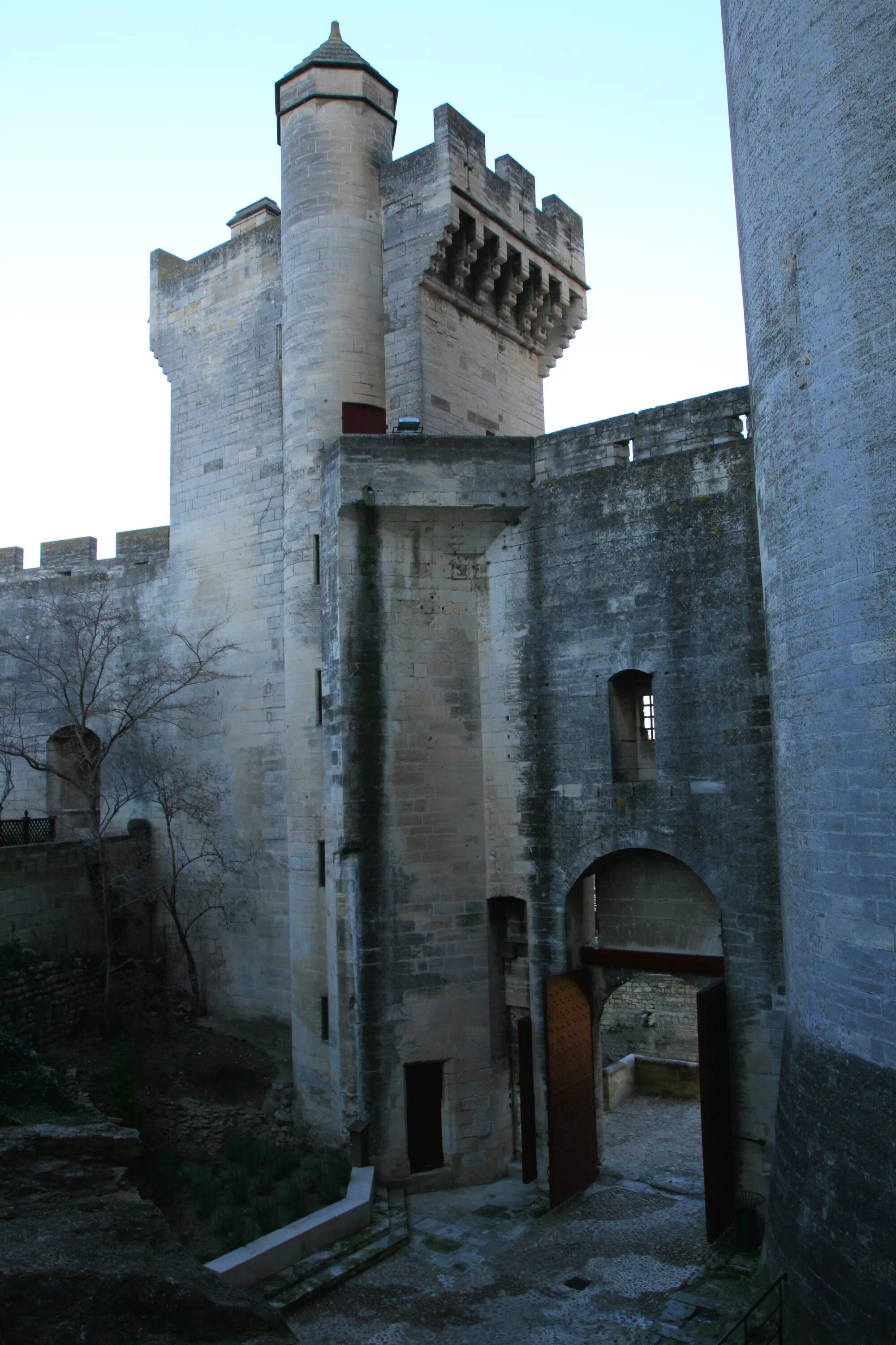 город тартарена 8. вид из окна замка тараскон. город тартарена 8. замок тараскон франция фото. дракон из тараскона оригинал.