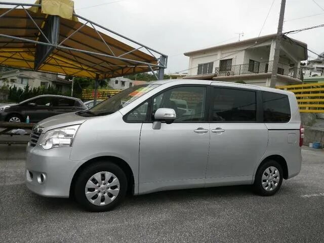 Toyota Noah r70. Тойота Ноах r 70. Toyota минивэн 2012. Мазда Бианте Тойота Ноах. Купить тойота новосибирске б у