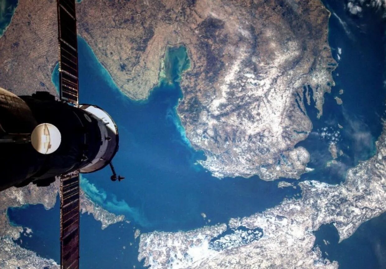 Открытый космос 2 часть. Съемки земли из космоса. Снимки земли с МКС. Космический корабль на земле. Космическая съемка.