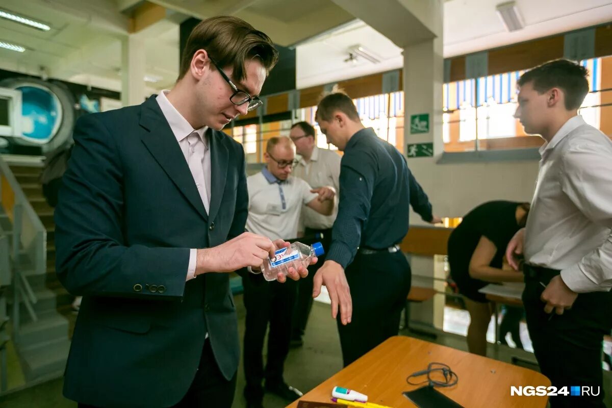 Сдать строгий. Строгая женщина в очках. Сдать строгий. Взрослые за партой. Деловой стиль одежды.