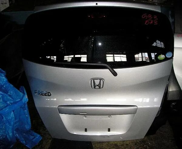 Дверь honda freed. Крышка багажника на Honda freed 2009 года. Задняя крышка багажника Honda freed 2009 года. Задняя дверь Хонда Фрид. Хонда Фрид дверь багажника.