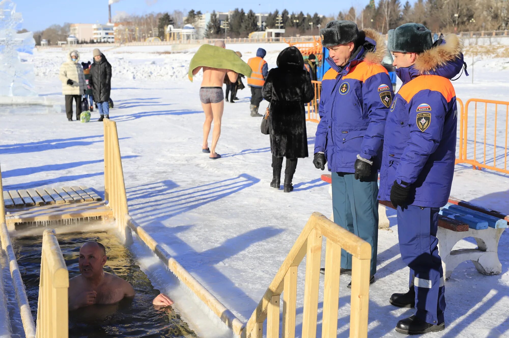 Крещенская купель. Крещение саратов. Мчс купание. Купание в проруби на крещение. Мчс купание.
