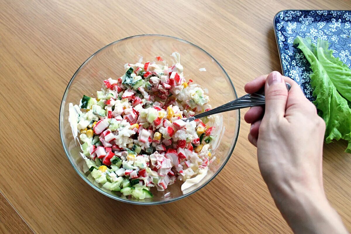 Салат крабовый. Перемешать салат. Перемешать салат из крабовых палочек. Рисовый салат с крабовыми палочками.