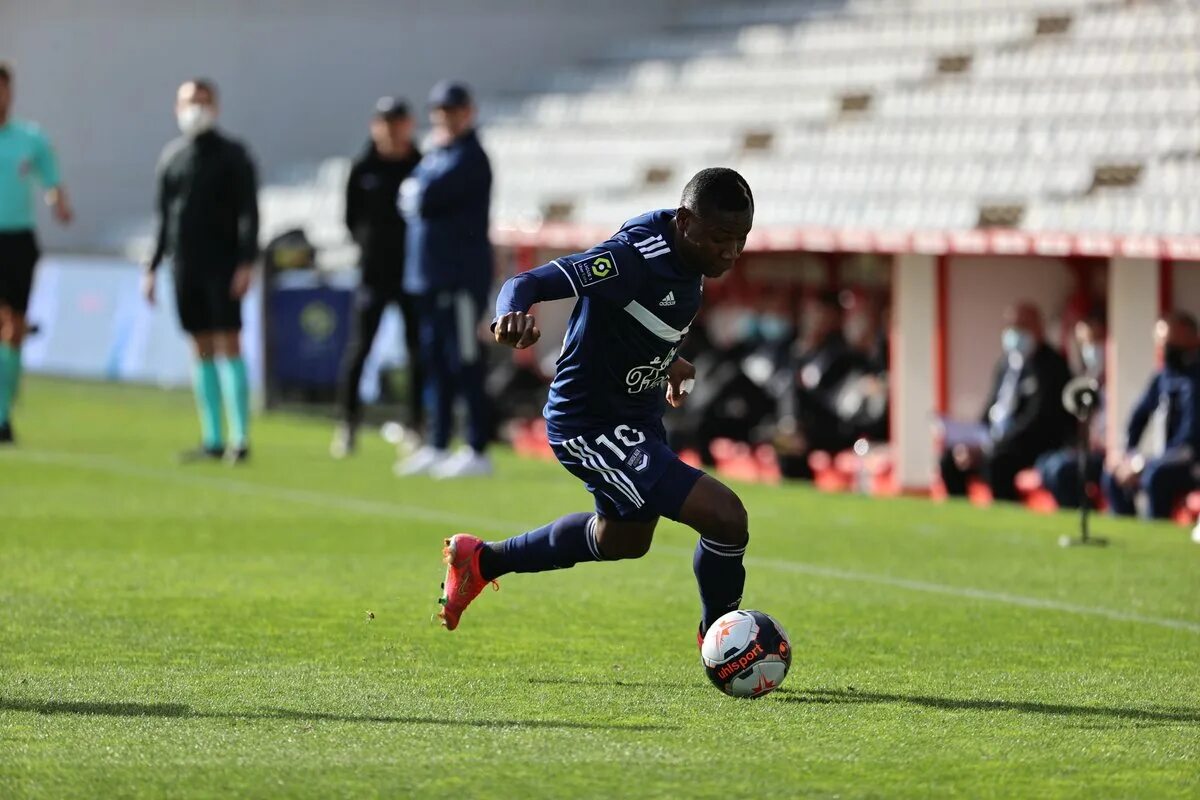 Фк бордо. Ренн франция. Игра бордо. Бордо мец. Поднятие футбольного кубка.