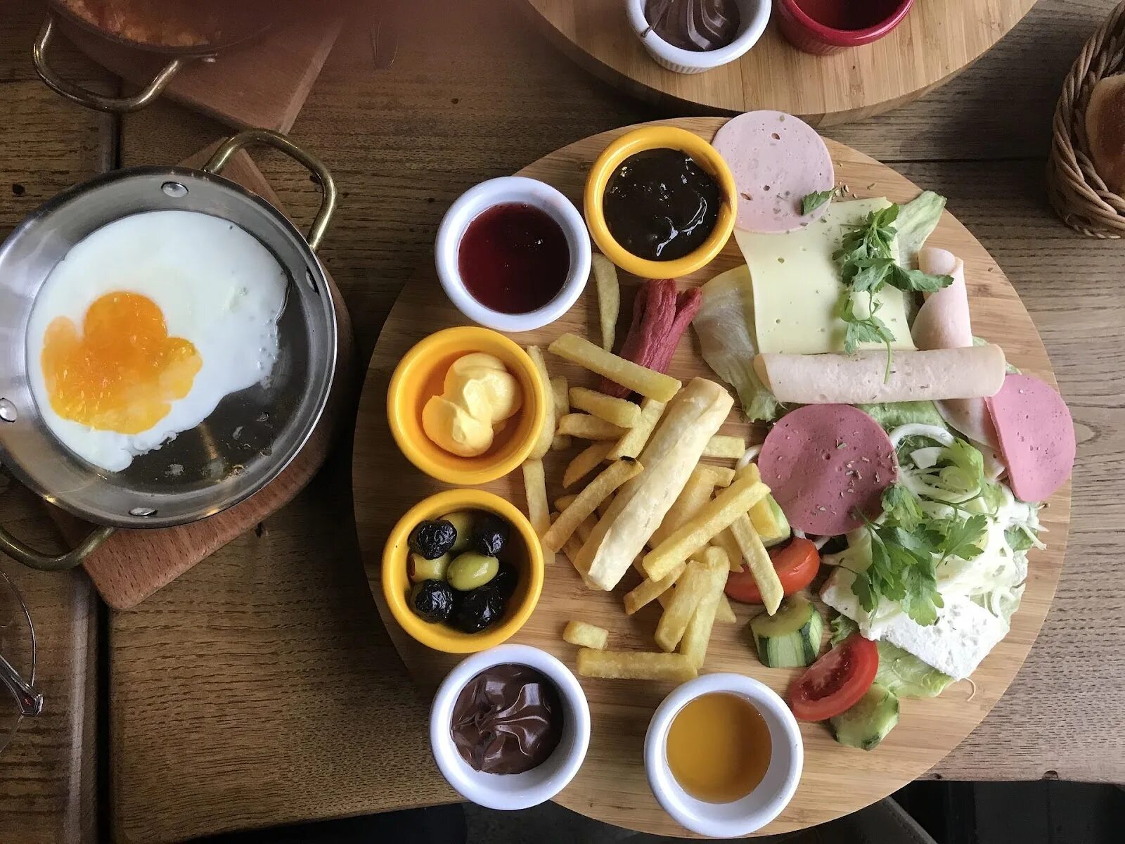 Завтрак по турецки. Традиционный турецкий завтрак. Турецкий завтрак. Классический турецкий завтрак. Завтрак в турции традиционный.