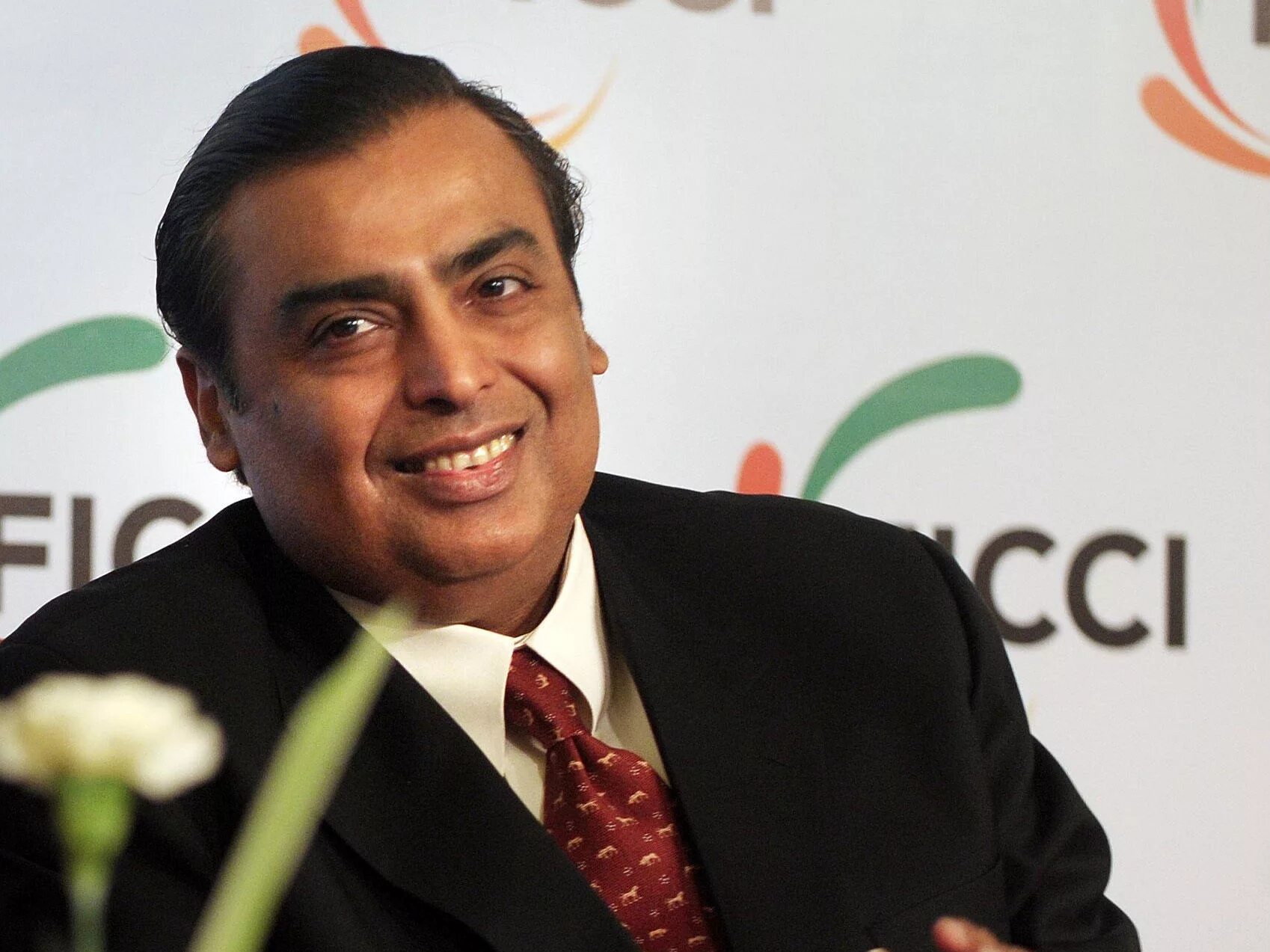 индийский миллиардер. Mukesh ambani. миллиардеры индии. гаутам адани forbes. мукеш амбани индийский бизнесмен.