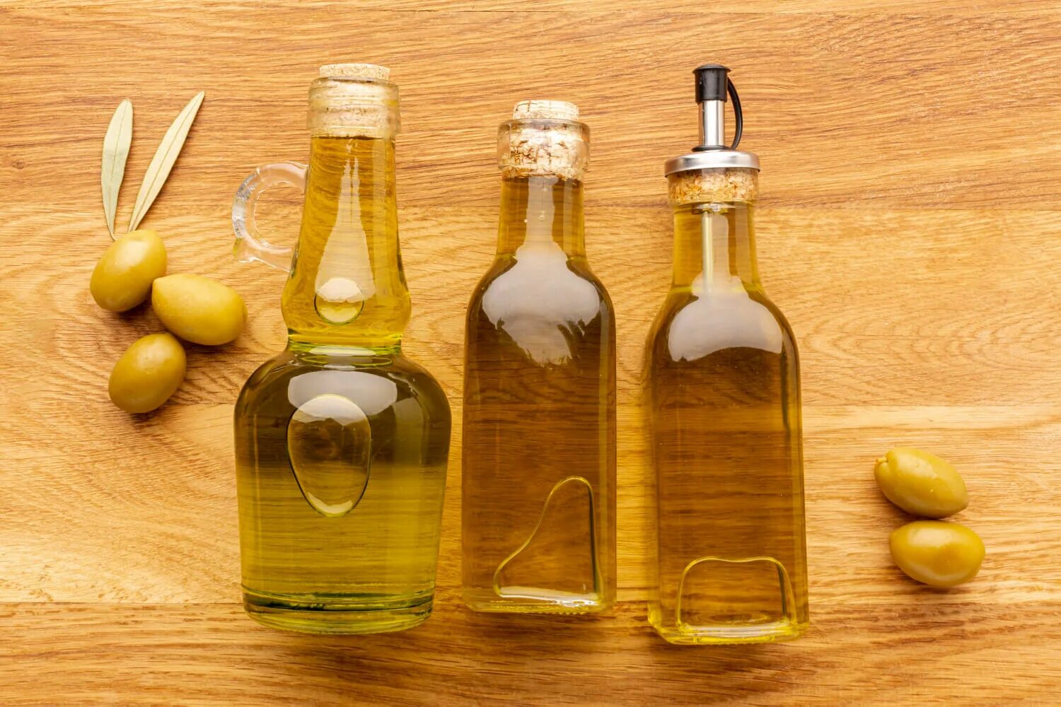 Вместо оливкового масла можно. Бутылка для растительного масла. Бутылка подсолнечного масла. Бутылочка для оливкового масла. Маленькие бутылочки с оливковым маслом.